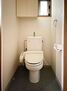 リージェントコート黒田　１０階　３ＬＤＫ 【トイレ】一年を通して快適に使用できる温水洗浄便座付トイレです。自然換気に役立つ小窓が配されています。トイレットペーパーなど収納できる上吊り棚が備わっています。