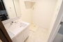 市川ハイツＢ棟 白を基調とした清潔感のある洗面室。