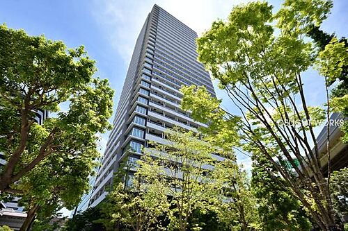 ブリリアタワー浜離宮(Brillia Tower 浜離宮) 【外観】浜松町駅徒歩6分の好立地に位置「旧芝離宮恩賜庭園」の彩りを、日常の景色に。歴史息づく庭園の傍らで、静穏を味わう。穏やかな色調に包まれた、大人のプライベートレジデンスです。