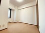 エステスクエア武蔵藤沢２弐番館 どんな家具にでも相性が良い清潔感ある白色調のクロスを採用。主張しすぎない配色、耐久性にも優れた床材は日々のメンテナンスも楽に、快適に過ごして頂けるよう考えられています。 