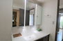 サンライズマンションドムス野田　中古マンション 【洗面室】大きな3面鏡付きの洗面化粧台。水は手をかざすだけで出てきます♪