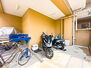ルイシャトレ多摩永山弐番館 バイク置き場と駐輪場スペース。ご利用の際は料金と空き状況を確認させていただきます。2024/4/7撮影