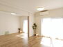 パレ・ドール久喜ＩＩ 白と木目を基調とした暖かみのある明るいお部屋です。どんな家具とも合わせられます。 