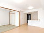シーズガーデン武蔵藤沢 白と木目を基調とした暖かみのある明るいお部屋です。どんな家具とも合わせられます。 