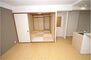 ラウムズ堺大小路 2WAYの和室は、客間としても活用可能！リビングに馴染むよう、縁なしのカラー畳を採用しています。