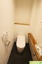 コンドミニアム坂戸 タンクレストイレのシンプルなデザインは、トイレの室内全体をすっきり見せてくれる効果があります（2024年1月撮影）
