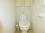 プレジール高津 いつも快適に利用できるシャワー機能付きトイレ。上部には収納棚も設置されています。
