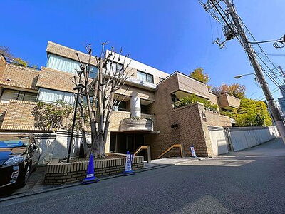 Belte参宮橋 東南下がりのなだらかな丘の上に佇む、重厚感のある低層ヴィンテージマンション