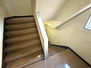 ライオンズマンション川崎 共用部の階段です。明るく清潔に管理されています。