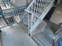 大森南ダイヤモンドマンション 共用部の階段です。明るく清潔に管理されています。