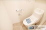 ザ大宮タワーズ 白を基調に清潔感のあるトイレ。トイレットペーパーホルダーとタオル掛けは標準で実装してます。