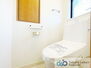 アクトピア石神井公園ＩＩ ウォシュレット機能付きのトイレは壁掛けリモコンの上位グレードを採用。便座がスッキリした印象となり、限られた空間を広く見せる効果があります。