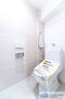 丸嶋キョウエイハイツ上井草 白を基調に清潔感のあるウォシュレット機能付きのトイレ。トイレットペーパーホルダーとタオル掛けは標準で実装してます。