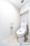 ソフィア浦和コトー弐番館 白を基調に清潔感のあるトイレ。トイレットペーパーホルダーとタオル掛けは標準で実装してます。上部に吊戸棚があり、掃除用具などの収納場所に困りません。