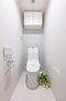 サーパス茅ヶ崎第２ 年中快適に使える温水洗浄機能付きのトイレ。トイレ背面に吊戸棚を設置