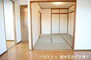 メゾン・フィオーレ上足洗 6帖和室・・・畳に直接座る昔ながらの日本のライフスタイルは、天井までの空間を広く感じることができるため、開放感のあるリラックス空間を作りだしてくれる効果があります(^^♪