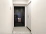 エンゼルハイム大倉山第二 明るくコントラストのある、開放感と清潔感を兼ね備えた玄関。
