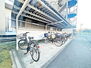 東船橋ガーデニア４号棟 広々スペースの駐輪場はご家族の自転車を置くことができます