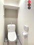 北千住ダイカンプラザ グレーのアクセントクロスがスタイリッシュなトイレ。上部の収納棚にはトイレットペーパーのストックを♪