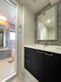 グランドメゾン平安通 石目調の壁・床とブラックの洗面台の組み合わせが、ラグジュアリーな印象をもたらし、清潔感を漂わせます。