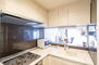 ライオンズマンション浦和第５ L字型のキッチンは、限られた空間の中で最大限の作業スペースを確保する工夫の成果です。吊戸棚も含めて多めに収納を確保。使い勝手の良いキッチンになっています。