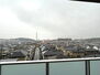 京阪東ローズタウン・ファインガーデンスクエアＢ棟 現地からの眺望。前方を遮る建物のない開放感のある眺めを楽しめます。