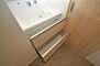コスモヒルズ新家２番館 洗面台の収納も使いやすいスライドタイプ。収納力もあります。