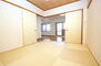 高師浜パーク・ホームズ きれいになった和室は、襖を開放してリビングの一部としてもご利用可能です。