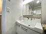 メープルタワー竜美ヶ丘アネックス　８０２ 大きい三面鏡のある洗面台は綺麗だけではなく、収納もできます♪
