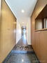 マートルコート志木慶応通り 散らかりがちな玄関もスッキリ片付く天井高シューズボックス。