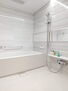 プレセダンヒルズ南大沢 白を基調とした清潔感のあるバスルームです。お仕事で疲れた体をいつでも温かなお風呂が癒してくれます。 