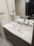 レーベン千葉ニュータウン中央　ＴＨＥ　ＰＲＥＭＩＵＭ 朝の身支度もしやすい広めの洗面台です。シャワー付きなのはうれしいですね！ 