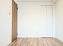 レクセルプラザ村上 白と木目を基調とした暖かみのある明るいお部屋です。どんな家具とも合わせられます。 