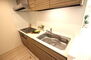 エクセレントシティ西千葉ＩＩ 便利なビルトイン食洗器付きのシステムキッチン。床下収納もあります。室内（2024年03月）撮影
