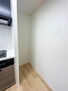 サンコーポ桜田９０２ 【リフォーム後／キッチンスペース】キッチンの横には冷蔵庫やラックを置くことができるスペースを確保しています。