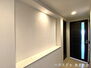 ラドーニタワー美和 廊下にあるスペースを有効活用した飾り棚スペース。間接照明付きで、上品な空間ですね。