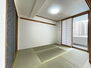 キングマンションフォルターナ鴫野 和室6帖：リビングにつながった和室スペースは、おむつ替えやお昼寝に最適です。
