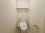 エスリード鶴見緑地公園 ストックもすっきり片付いて嬉しい上部収納完備のトイレです。