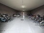 セレッソコート八戸ノ里ハートランド　イーストビュー 雨や風から守るために建物内に設けられた自転車置場