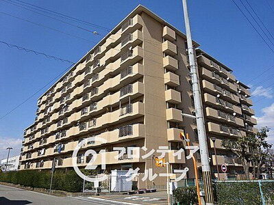 ハイラーク明石 中古マンション 機能性とデザイン性を兼ね備えた外観です。高層階からの眺望が楽しめる設計で、開放感があります。エントランスやロビーも広々としています。