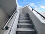 ベイテラス北品川 共用部の階段です。明るく清潔に管理されています。