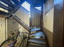 ライオンズマンション本駒込・檀 共用部の階段です。明るく清潔に管理されています。