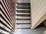 エテルナハウス田原町 共用部の階段です。明るく清潔に管理されています。
