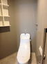 リーベスト津田沼 ウォッシュレットトイレ　立ち上がりに便利な手摺・収納棚があります