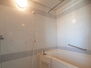 シャルマンコーポ松之浜　　マンション 【浴室】浴室には窓が設置されています。カビの発生防止に役立ち、清潔感のあるバスルームを保てそうです。