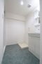 藤和シティコープ明大寺 レトロ感のあるブルーの床と、清潔感のある真っ白な洗面化粧台。シンプルでお洒落な空間です♪