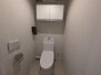 メゾン岡本　中古マンション 念願のマイホーム購入をお手伝いいたします。白を基調とした、清潔感のあるシンプルなデザインのトイレです。