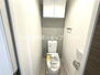 ライオンズマンション瀬谷 見た目もスッキリとしたデザインのトイレには温水洗浄暖房便座付き。　