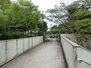 パークシティ本牧Ｇ棟 小港南公園まで956m、最寄駅は、JR山手駅徒歩31分　最寄のバス停は、船員センター前徒歩5分　東京ドーム約0.2個分の小規模な公園です。