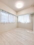 オープンレジデンシア横浜 2面採光で光を集めるお部屋はゆっくりと落ち着く空間です。クローゼットもございますので、収納家具を新たに揃える準備も省け、なにより居住空間を広く使えるので快適です。